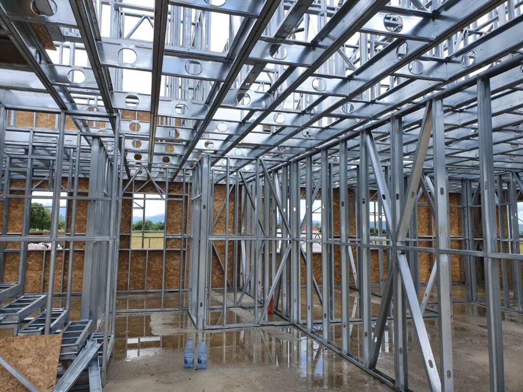 case pe structura metalica pret la cheie